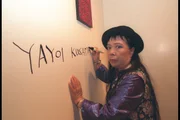 Em 3 de abril de 2001, Yayoi Kusama assina uma parede