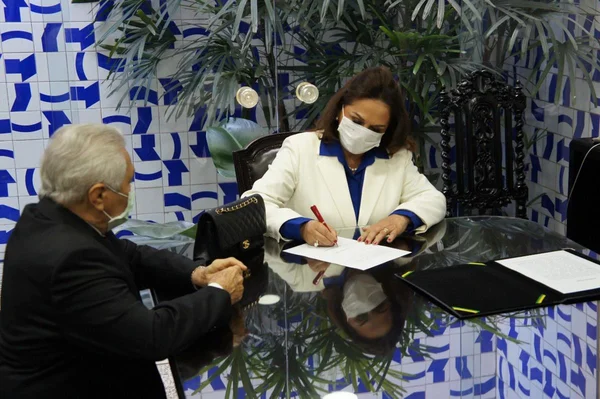 A senadora Eliane Nogueira assume o cargo assinando termo de posse ao lado do senador, também do Piauí, Elmano Ferrer - Metrópoles