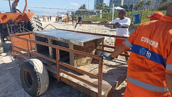 Fiscalização encontra geladeira enterrada em praia na Barra da Tijuca - destaque galeria Fiscalização encontra geladeira enterrada em praia na Barra da Tijuca - destaque galeria