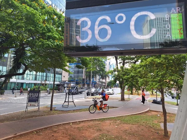 Imagem mostra termômetro em avenida - Metrópoles