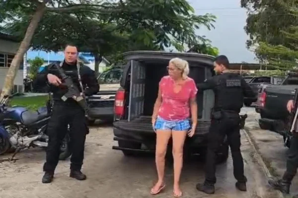 Imagem colorida, mulher faccionada sendo presa por policiais na Bahia- Metrópoles