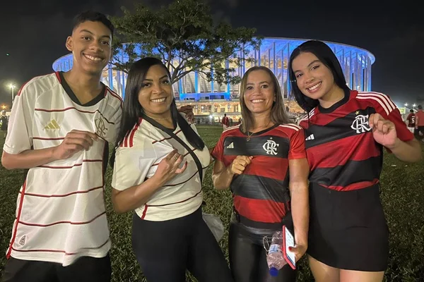 Torcedores do Flamengo na chegada ao Mané Garrincha exibindo a camisa do time - Metrópoles