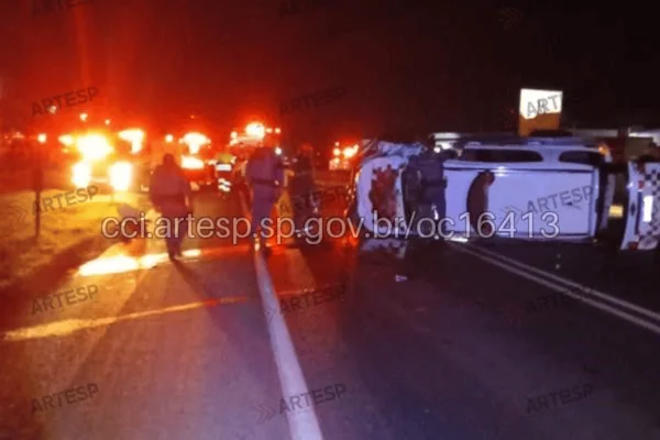 Imagem colorida de uma viatura da PM capotada após um acidente durante perseguição policial - Metrópoles