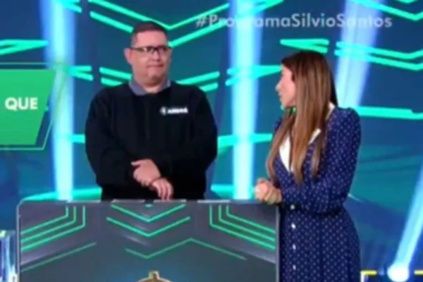 André, concorrente do Show do Milhão desse domingo (16/8), errou a pergunta de R$ 100 mil após pedir ajuda aos universitários - Metrópoles