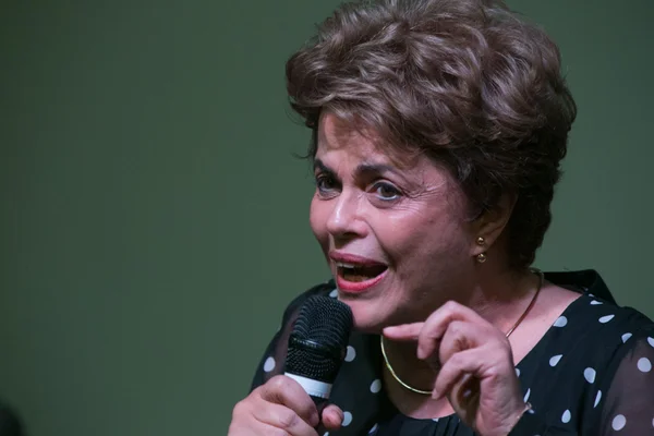 Dilma diz que Casa Civil quer limitar suas viagens no avião da FAB