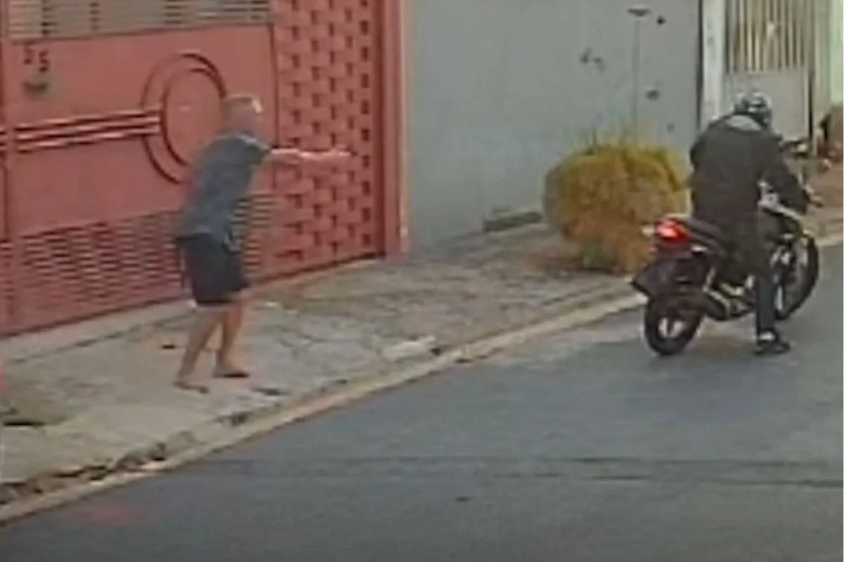 Imagem colorida mostra policial penal atirando contra homem. Metrópoles