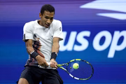Félix Auger-Aliassime joga contra Jannik Sinner por segunda vaga na final do US Open