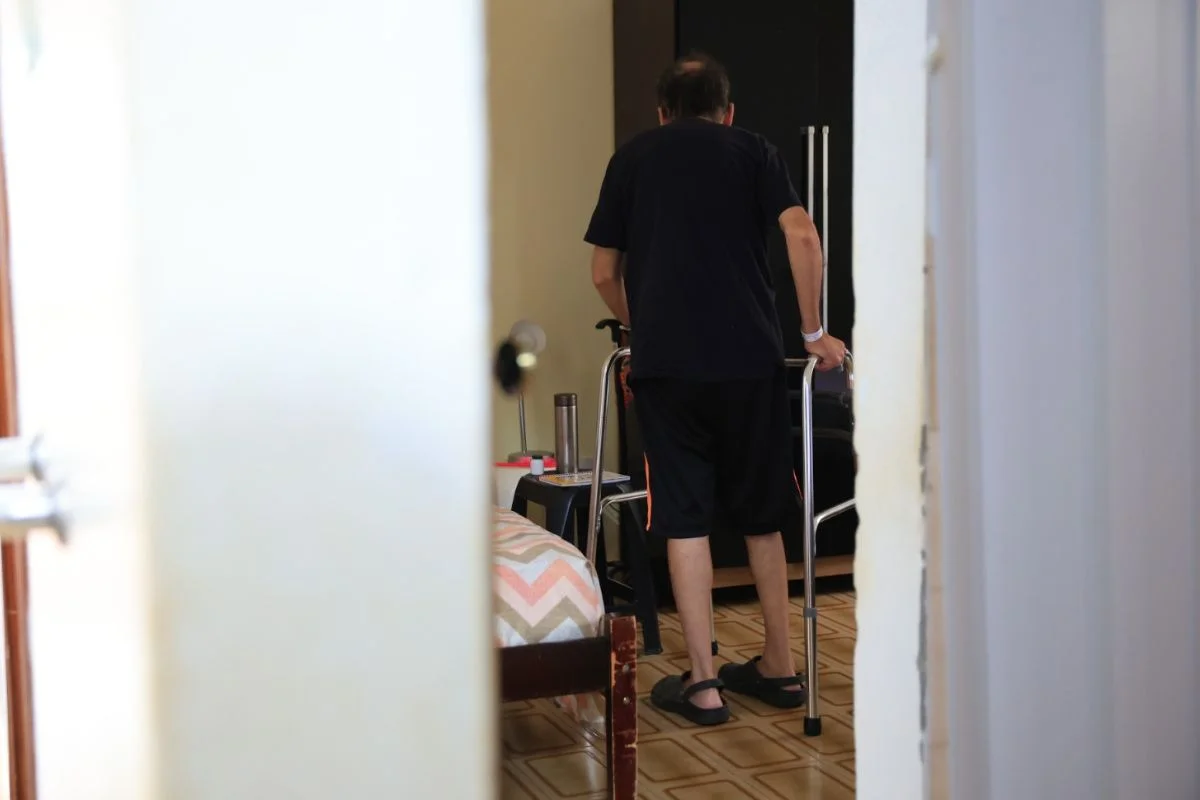 Idosa foi encontrada com “bicheira” na gengiva, infecção causada por larvas de moscas. Outros 12 idosos foram resgatados em casa de repouso - Metrópoles Idosa foi encontrada com “bicheira” na gengiva, infecção causada por larvas de moscas. Outros 12 idosos foram resgatados em casa de repouso - Metrópoles