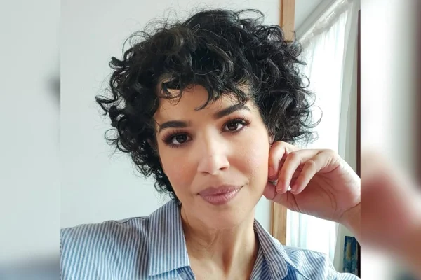Foto colorida de Gabrielle Avelar - Remoção de útero muda vida de mulher que sofreu com endometriose por 17 anos