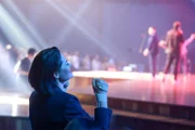 Ex-primeira dama aparece com tala na mão durante culto Ex-primeira dama aparece com tala na mão durante culto