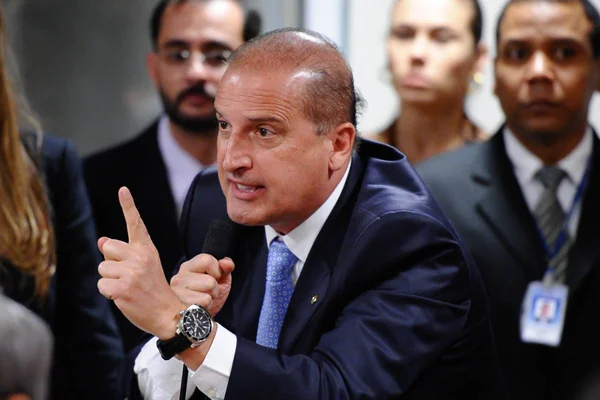 Onyx Lorenzoni abandona coletiva após perguntas sobre caixa 2 e Coaf