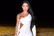 Rayane Figliuzzi posa de look branco na praia