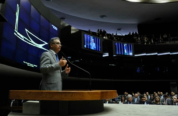 “Cunha dificilmente conseguirá salvar o mandato”, diz Ronaldo Fonseca