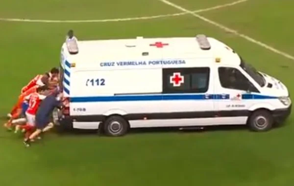 Jogadores de Porto e Braga empurram ambulância na semifinal da Taça de portugal