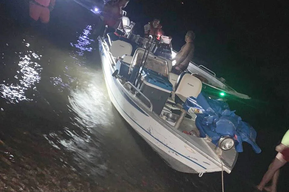 A lancha virou após colisão com árvore A lancha virou após colisão com árvore