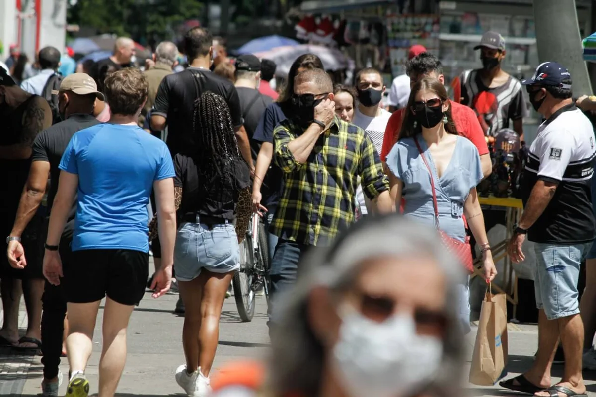 Na avenida Paulista, o movimento de pessoas foi grande nesta tarde. Na avenida Paulista, o movimento de pessoas foi grande nesta tarde.