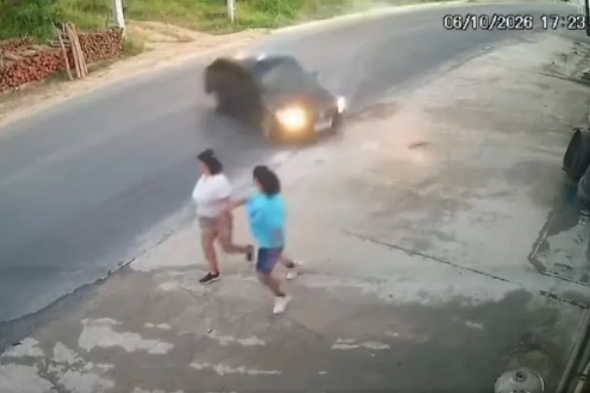 Carro desgovernado derrapa para fora da pista e atropela duas irmãs em PE