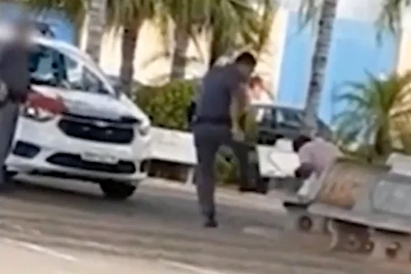 SP: policial agride homem e joga spray de pimenta em cão. Vídeo