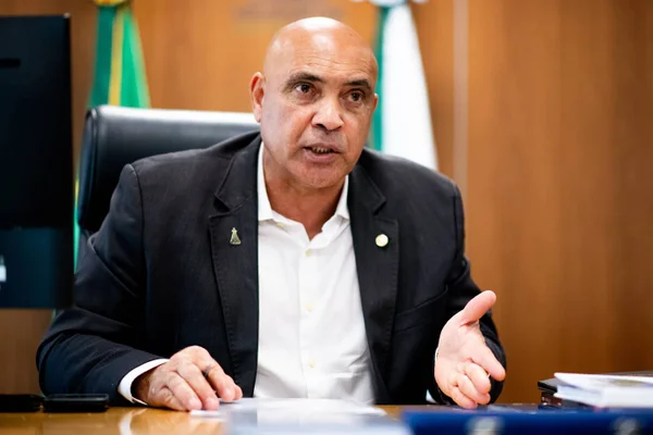 Imagem colorida do presidente da CLDF Wellington Luiz (MDB). Ele tem pele parda, usa terno preto e camiseta branca - Metrópoles