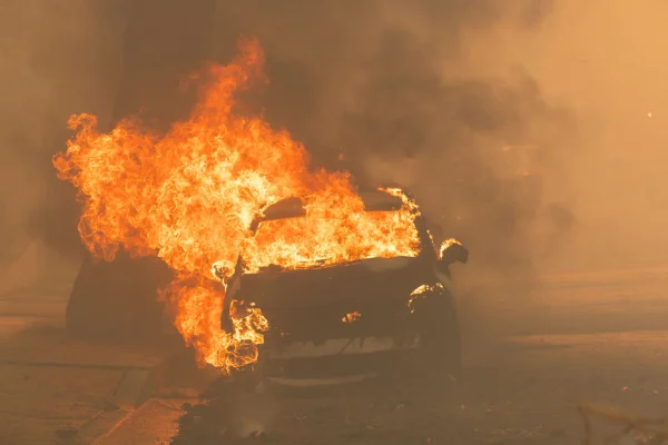 Carro pegando fogo