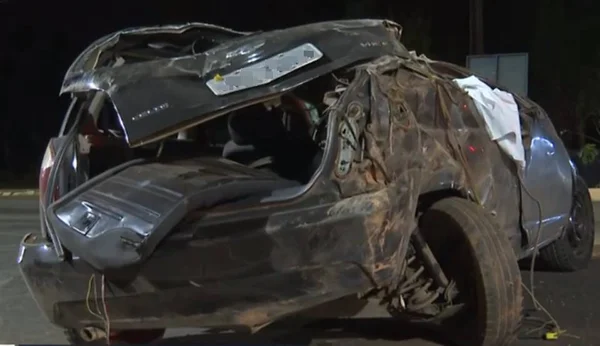 Carro capota e jovem de 23 anos que voltava do trabalho morre no DF