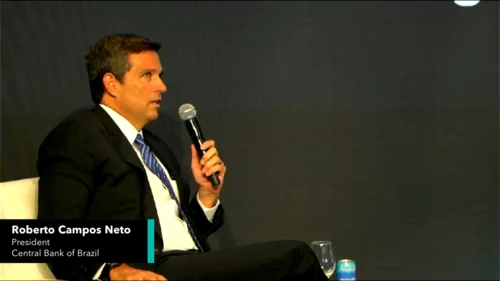 Campo Neto na Bloomberg com microfone / Metrópoles