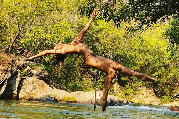 Grazi Massafera posa de biquíni em rio e é chamada de Juma Marruá