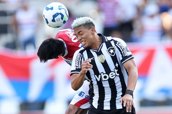Disputa de bola aérea em Botafogo x Fortaleza