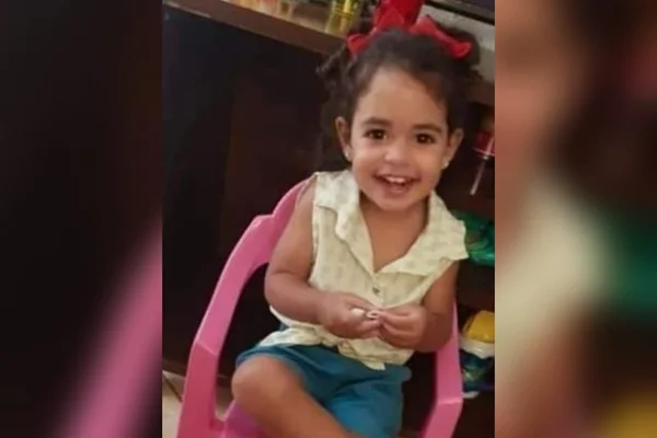 Mãe é presa por esfaquear e jogar a filha, Manoela Minuto Aguiar, de 3 anos e jogar no mar