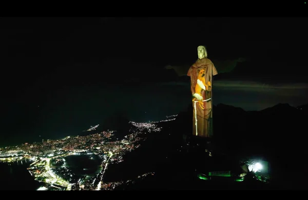 Cristo Redentor abraça cão para promover adoção responsável de animais