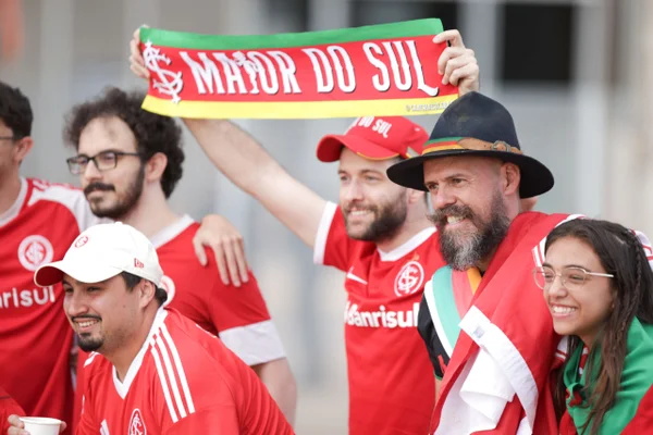Imagem colorida de torcedores colorados chegando ao Mané Garrincha