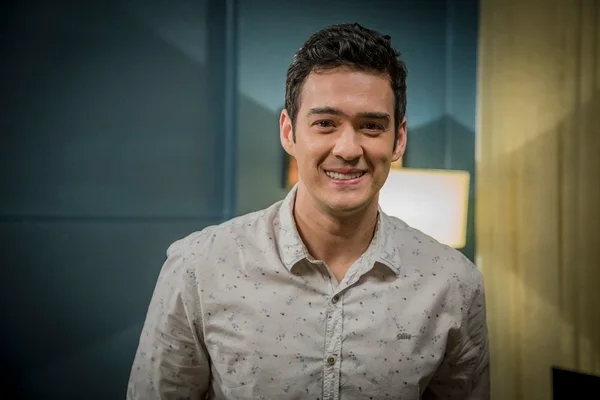 Foto colorida do ator Marcos Veras sorrindo e usando camisa cinza - Metrópoles