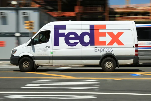 Imagem de veículo da FedEx - Metrópoles