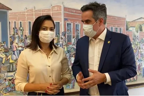 A senadora Mailza Gomes conversa com Ciro Nogueira, ministro da Casa Civil, ambos de máscara e roupa social - Metrópoles