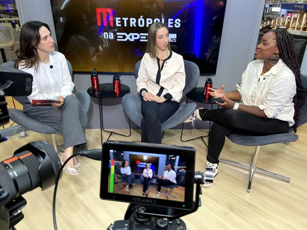 Foto colorida de entrevista de rendimentos na Expert XP - Metrópoles