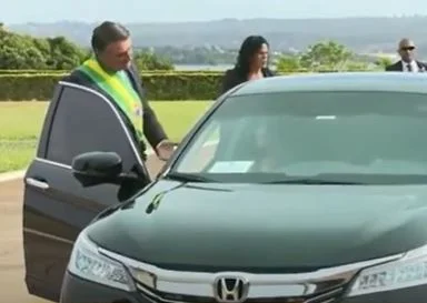 Vídeo: antes de ir a desfile, Bolsonaro e Michelle são flagrados discutindo