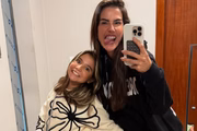 Deborah Secco e a filha, Maria Flor, posam juntas e sorridentes