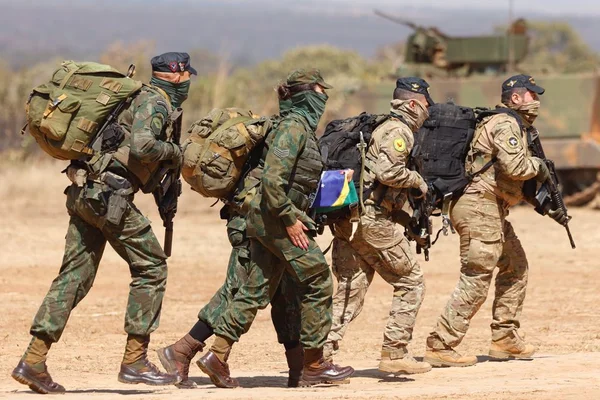Militares fazem treinamento ao som de música-tema de Missão Impossível