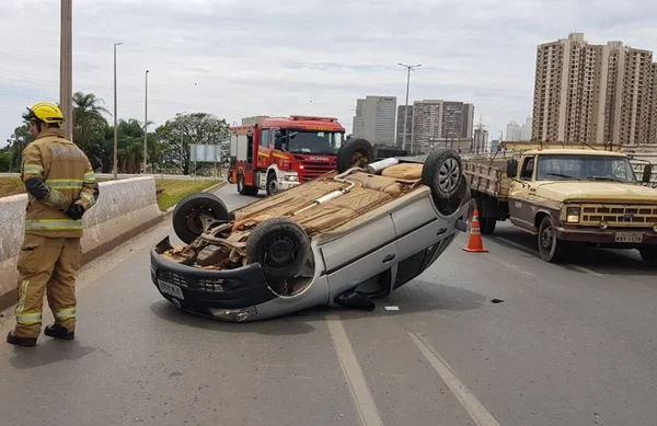 Com as quatro rodas para cima: carro capota no DF