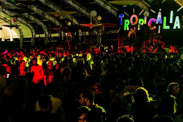 Festa “Tropicália” tem estreia animada em ritmo de pré-carnaval