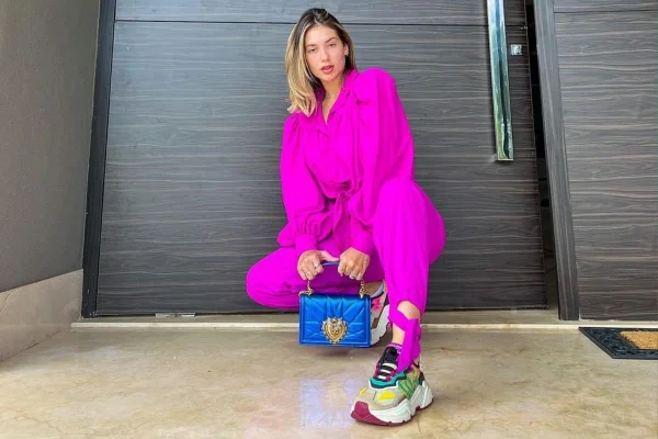 Mulher branca com roupas rosa