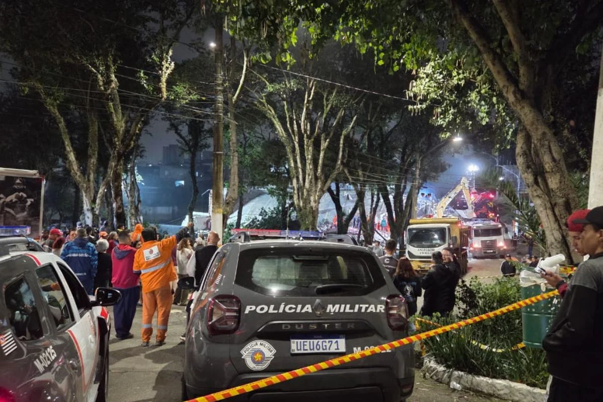 Corpo de Bombeiros confirmou 2 mortes, incluindo uma mulher grávida. Outras 2 pessoas foram resgatadas com vida e quatro seguem soterradas Corpo de Bombeiros confirmou 2 mortes, incluindo uma mulher grávida. Outras 2 pessoas foram resgatadas com vida e quatro seguem soterradas