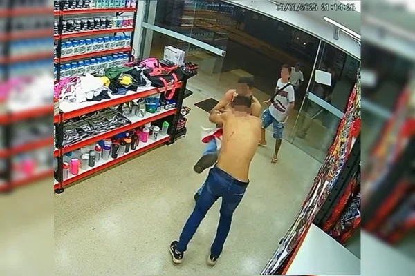 Homem é atacado por 4 pessoas e esfaqueado em loja