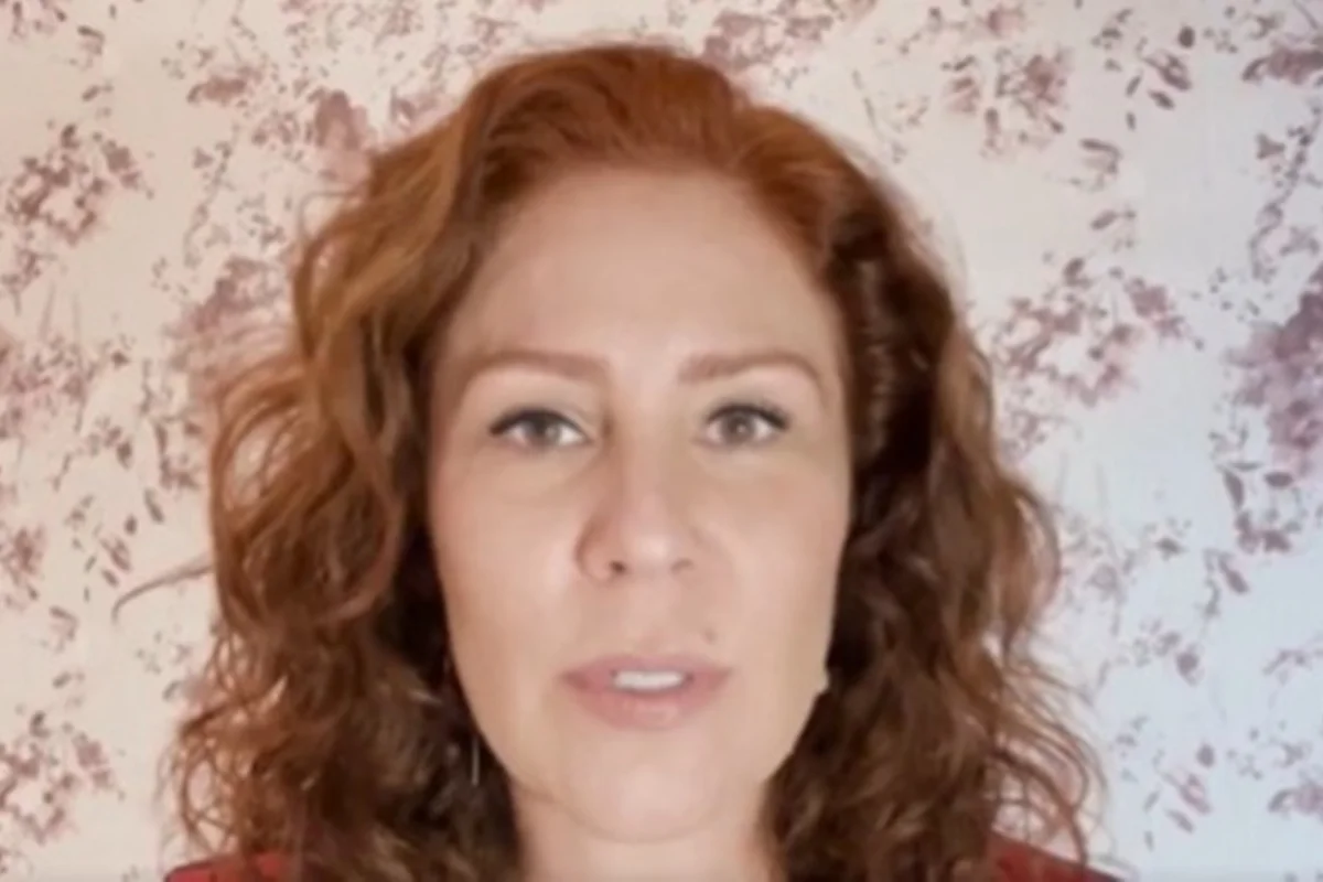 Livre na Itália, Zambelli volta às redes e divulga candidatura da mãe