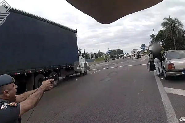 Imagens das câmeras corporais dos policiais, registraram o momento em que equipes iniciam perseguição na Anhanguera e resgatam motorista de sequestro - Metrópoles