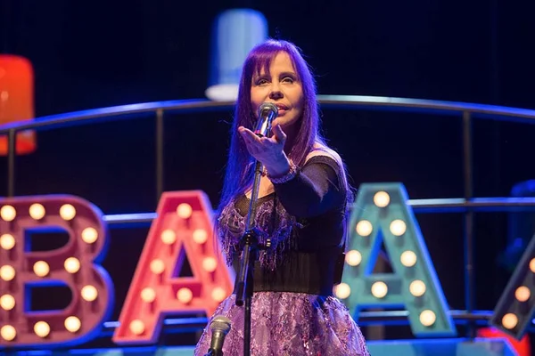 Baby do Brasil pede comidas naturebas no camarim em show de Brasília