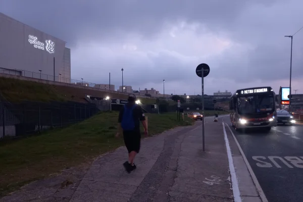 Imagem mostra pessoas caminhando - Metrópoles