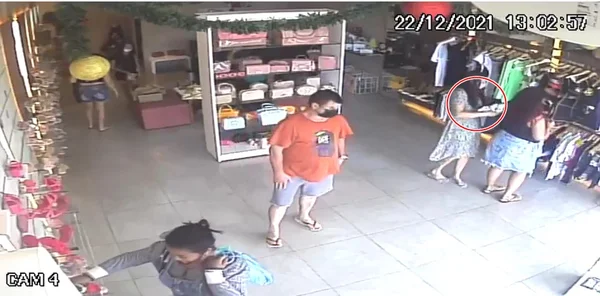 Mulheres furtam peças de roupa em loja no DF