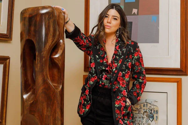 Isabella Bittar com roupas de família