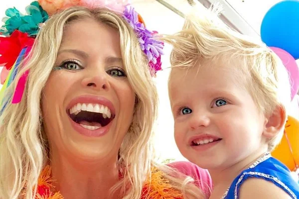 Fotos! Karina Bacchi faz festa de Carnaval particular para o filho